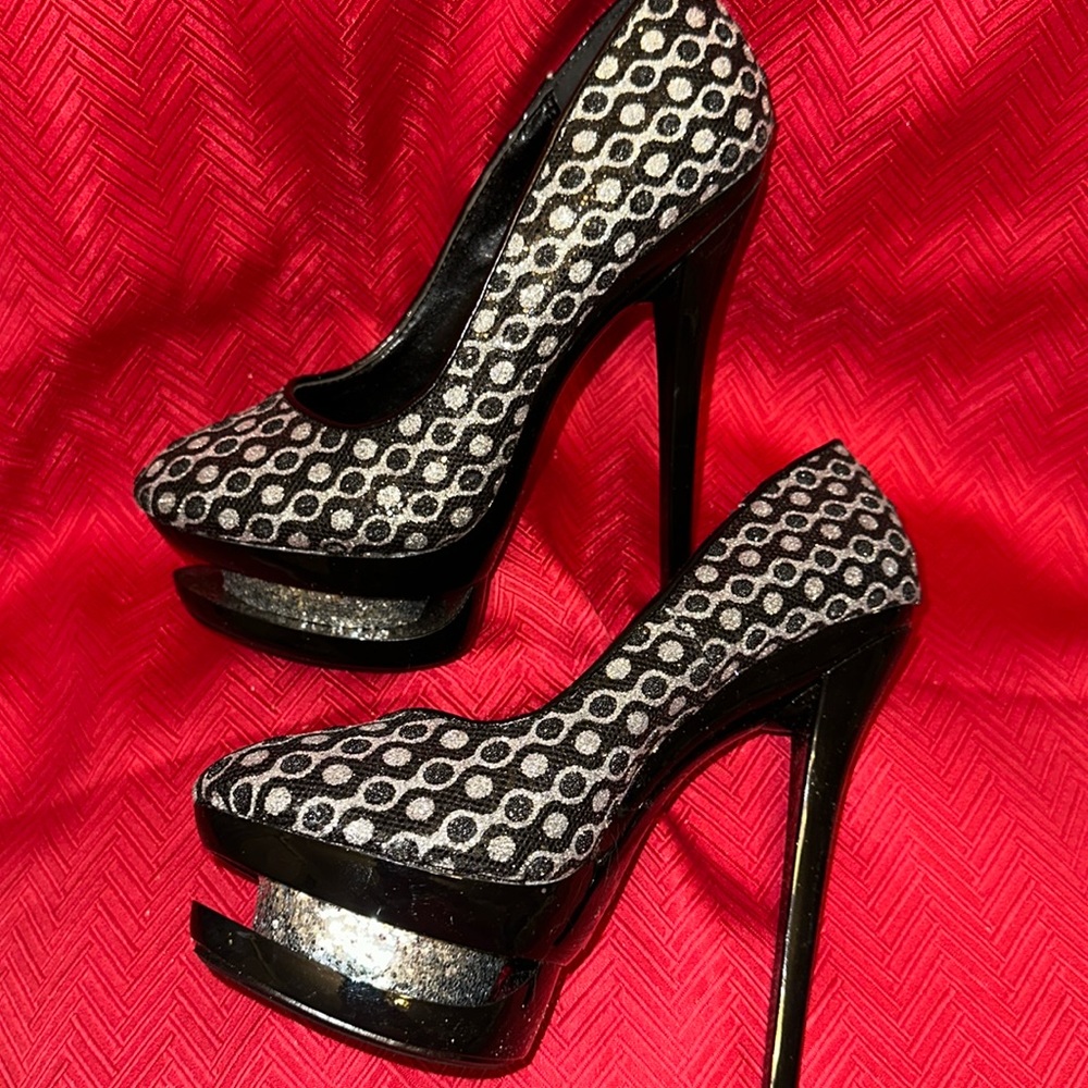 Mona Mia Black & Silver 5.5” Heels. Size 6
